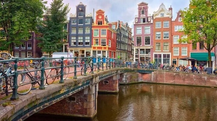 Xe đạp có ở khắp mọi nơi tại Amsterdam và tai nạn cũng thường xuyên xảy ra.