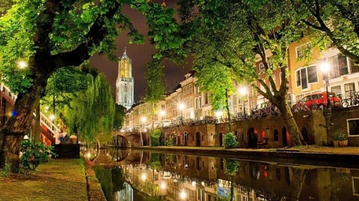 Oudegracht hay "kênh đào cũ" chạy qua trung tâm thành phố Utrecht ở Hà Lan.