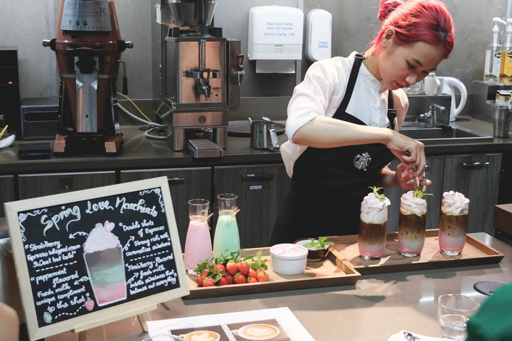 Khác biệt tại cửa hàng Reserve Hàn Thuyên là khách gọi món và được phục vụ tại bàn, nhân viên đa số mang tạp dề màu đen, được gọi là “Coffee Master". (Ảnh: Starbucks)