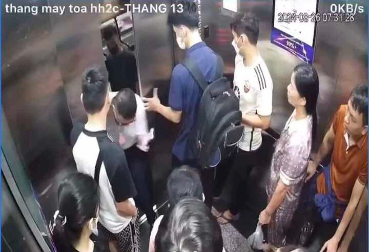 Thang máy chung cư HH2C Linh Đàm gặp sự cố khiến nhiều người hoảng loạn.