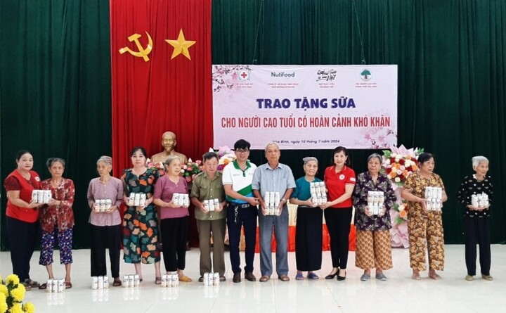Nutifood thông qua Quỹ Phát triển Tài năng Việt trao gửi hàng ngàn phần quà dinh dưỡng trị giá gần 10 tỷ đồng. (Trong ảnh là chương trình tặng sữa tại Hòa Bình)