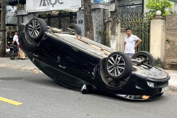 Ô tô lật ngửa giữa đường.