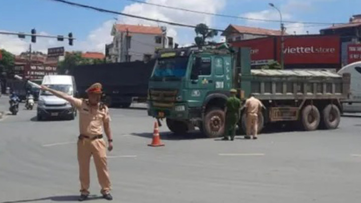 Lực lượng chức năng phân luồng đảm bảo trật tự an toàn giao thông sau vụ tai nạn. (Ảnh: Báo Lạng Sơn)