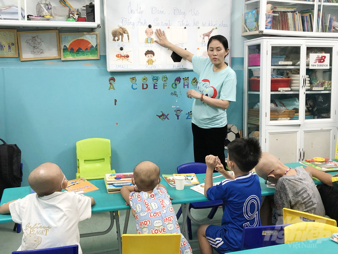 Các em còn được học tiếng Anh khi đến với "Lớp học vui vẻ". Ảnh: Thùy Lâm.