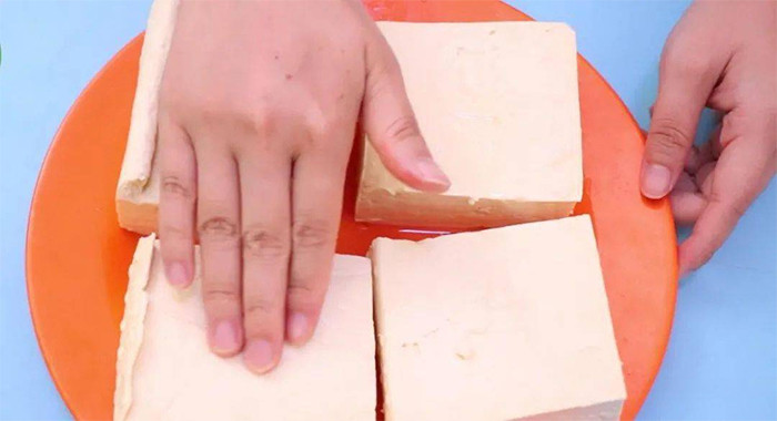 Kết cấu của đậu phụ truyền thống thường mềm, có độ đàn hồi. (Ảnh: Sohu)