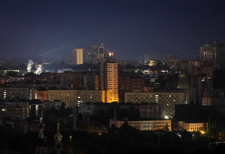 Khói bốc lên từ vùng ngoại ô thành phố Kiev sau cuộc tấn công bằng tên lửa và máy bay không người lái của Nga ngày 26/8. (Ảnh: Reuters)