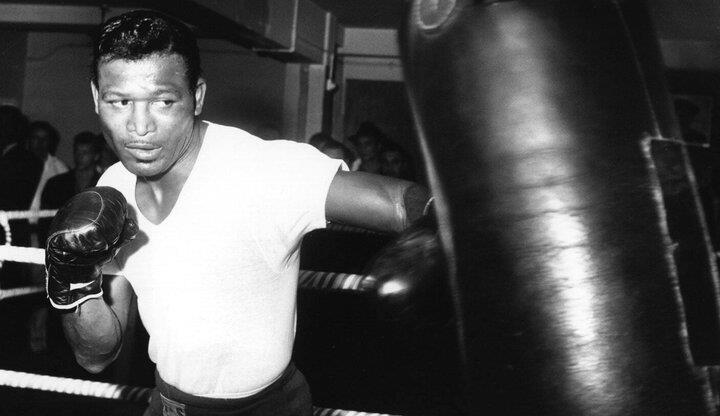 2-Sugar Ray Robinson (sinh năm 1921 mất năm 1989): Trong sự nghiệp, Sugar Ray Robinson thắng 174 trận, trong đó thắng knock-out 109 trận, thua 19 trận và hòa 6 trận. Ray Robinson đã vô địch hạng bán trung thế giới và 4 lần vô địch hạng trung thế giới. Phong cách quyền anh của Ray Robinson là một kiệt tác chuyển động. Sự kết hợp độc đáo giữa tốc độ, sức mạnh và tính đa dạng của Ray Robinson là độc nhất vô nhị. Muhammad Ali từng thừa nhận Sugar chính là “vị vua, bậc thầy và là thần tượng của tôi”. Một huyền thoại quyền anh khác, Sugar Ray Leonard, từng nói rằng: 