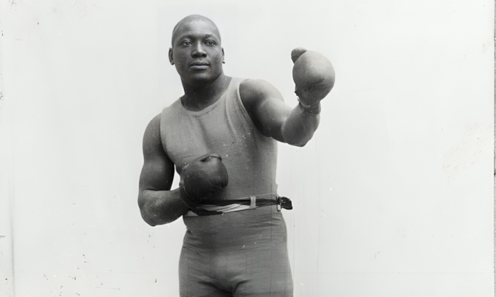 8-Jack Johnson (1878-1946): Ông là nhà vô địch boxing hạng nặng da đen đầu tiên. Jack Johnson đánh bại Tommy Burns để giành danh hiệu vào năm 1908. Ông giữ vững danh hiệu cho đến khi bị Jess Willard đánh bại vào năm 1915. Trong sự nghiệp, Jack Johnson thắng 68 trận, trong đó có 34 trận thắng knock-out, 11 trận thua và hòa 11 trận. Phong cách chiến đấu của Johnson rất đặc biệt. Ông phát triển một cách tiếp cận kiên nhẫn hơn vào thời của mình, đó là phòng thủ, chờ đợi sai lầm của đối phương và sau đó khai thác triệt để.