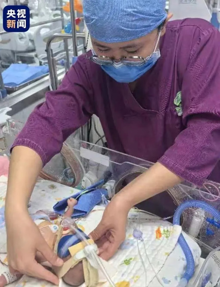 Y tá Trần làm việc tại khoa sơ sinh của Bệnh viện Nhân dân tỉnh Hải Nam. (Ảnh: Baidu)