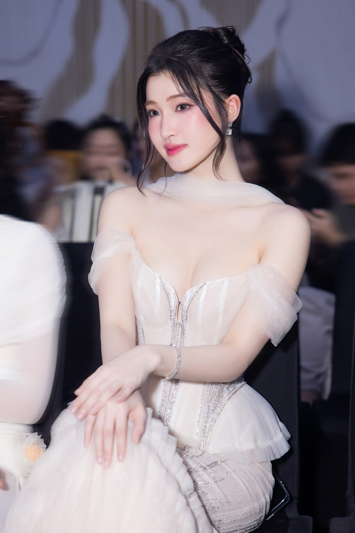 Phương Nhi không có tên trong danh sách top 10 "Vẻ đẹp vượt thời gian".