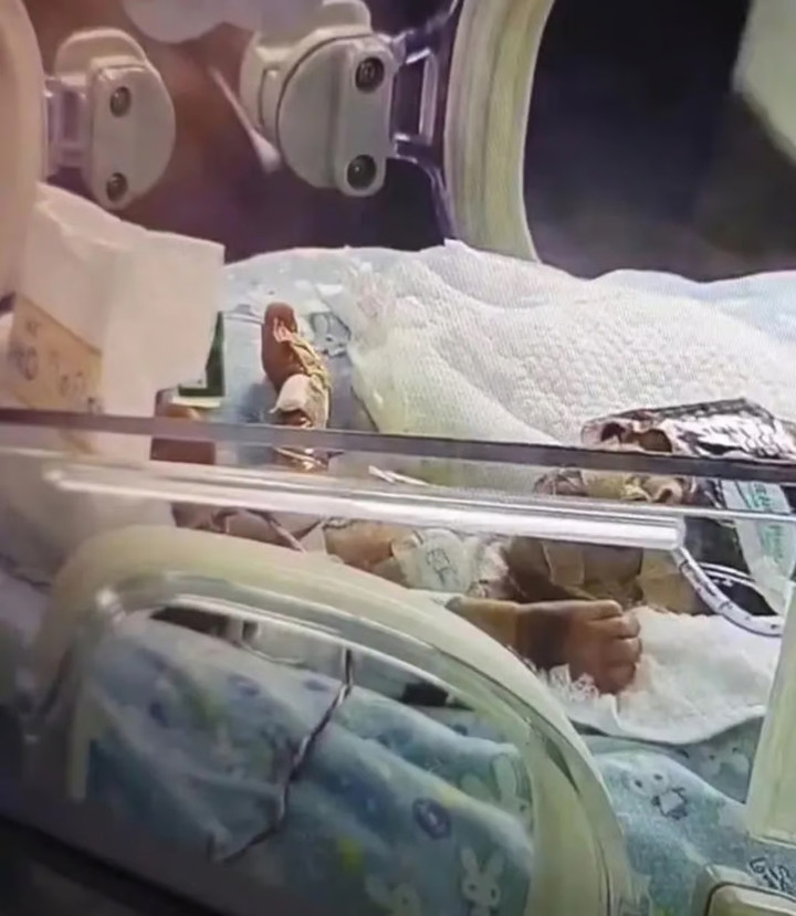 Hiện em bé vẫn trong bệnh viện, tình trạng sức khỏe ổn định. (Ảnh: Baidu)