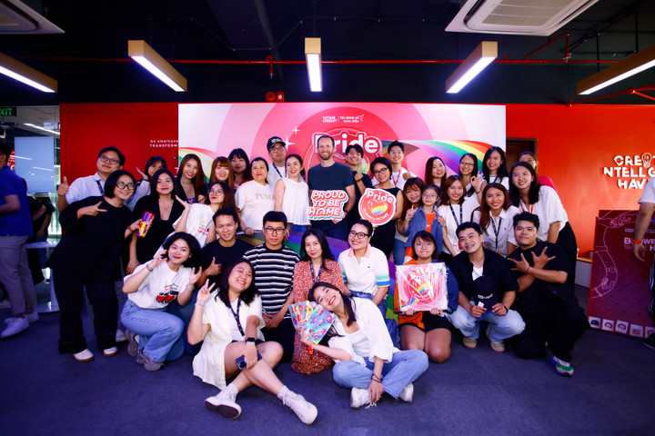 Sự kiện “Pride in Every Home” lan tỏa tinh thần tự hào về môi trường đa dạng, bình đẳng và hòa nhập.