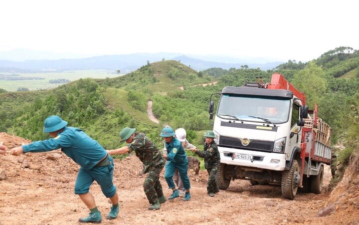 Nhiều vị trí cột nằm chênh vênh trên ngọn đồi, thực sự là thử thách lớn với toàn bộ ekip. (Ảnh: EVN)