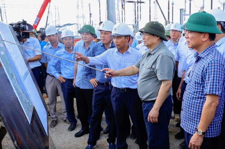 Thủ tướng Phạm Minh Chính kiểm tra tiến độ thi công trạm biến áp 500 kV Thanh Hóa ở xã Thiệu Phúc, huyện Thiệu Hóa, Thanh Hóa. (Ảnh: VGP/Nhật Bắc)