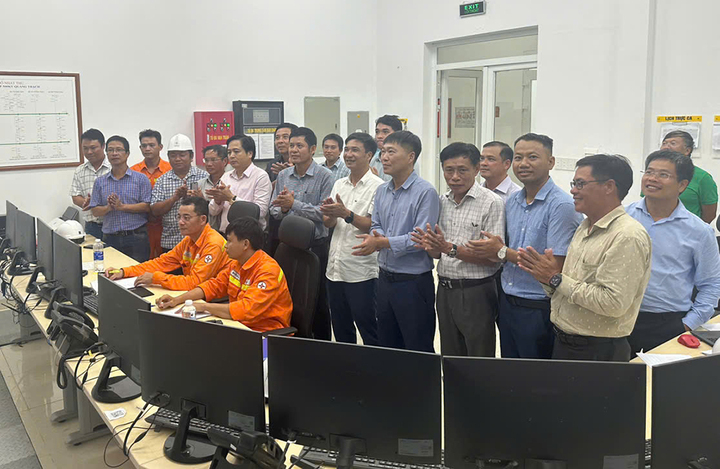 Lãnh đạo EVNNPT chứng kiến thời khắc đóng điện Dự án tại Trạm biến áp 500kV Thanh Hóa.