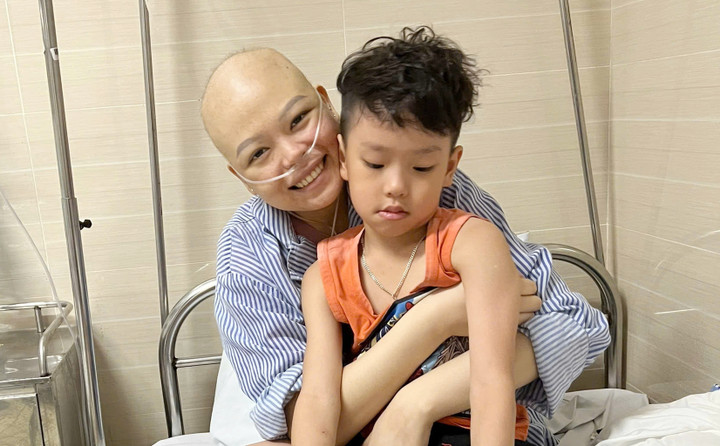 Người mẹ trẻ khao khát được kéo dài sự sống để có thể ở bên con lâu nhất. (Ảnh: GĐCC)