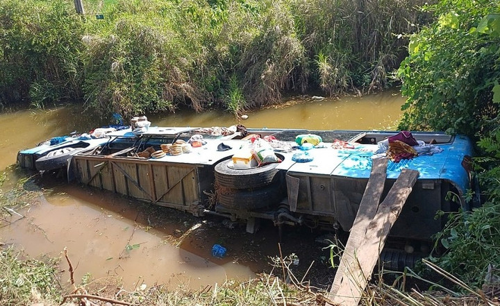 Xe khách lao xuống suối sau va chạm với xe đầu kéo. (Ảnh: G.C)