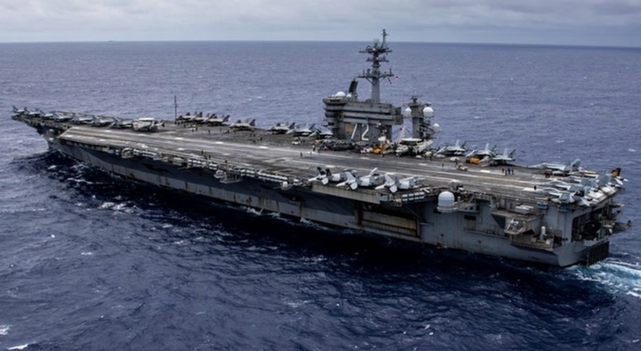 Tàu USS Abraham Lincoln đang di chuyển trên Thái Bình Dương. (Ảnh: Hải quân Mỹ)