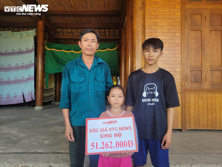 Gia đình ông Trần Văn Thành đón nhận số tiền từ bạn đọc Báo điện tử VTC News. (Ảnh: Trọng Tùng)