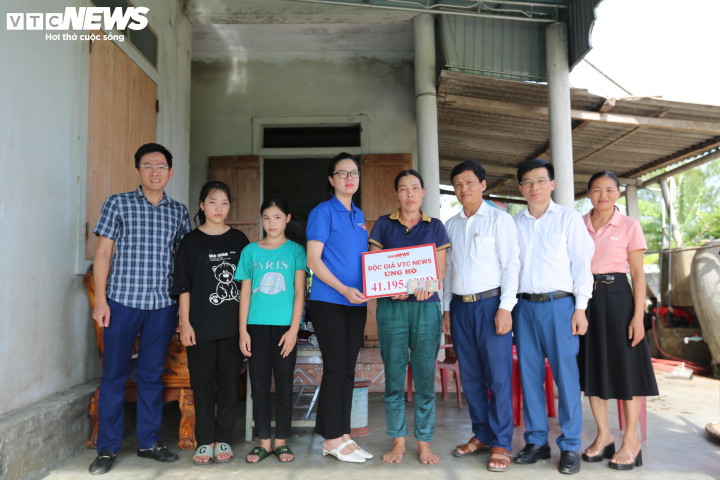 Trao số tiền của bạn đọc tới gia đình chị Nguyễn Thị Lộc. (Ảnh: Trọng Tùng)
