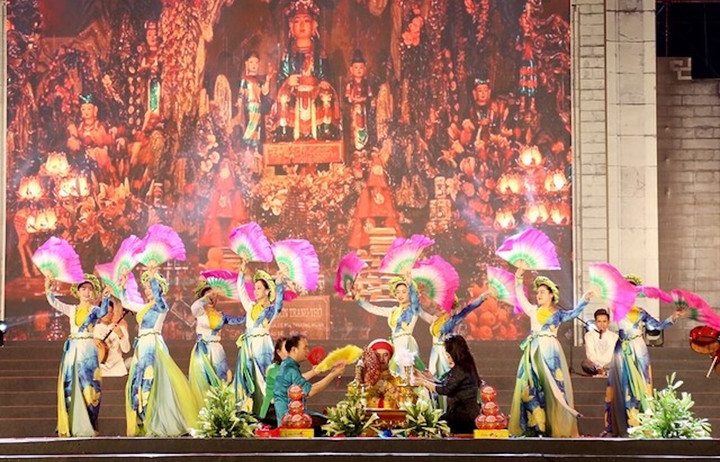 Một tiết mục trình diễn của đoàn Vĩnh Phúc tại Liên hoan trình diễn, trưng bày không gian các di sản văn hóa phi vật thể.