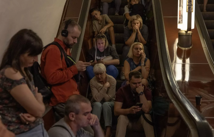 Người dân trú ẩn tại ga tàu điện ngầm Tealtralna ở Kiev, Ukraine, ngày 26/8. (Ảnh: Getty Images)