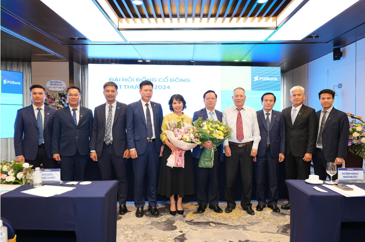 Ban Lãnh đạo PGBank tặng hoa chúc mừng 2 thành viên HĐQT độc lập mới.