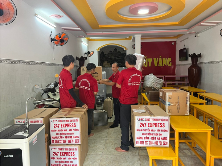 Đội ngũ nhân viên 247Express dày dặn kinh nghiệm, phục vụ tận tâm.