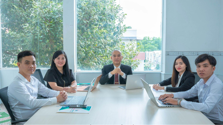 Bà Phạm Thúy Quyên - Giám đốc công ty cổ phần Jobsnew (thứ 2 từ phải sang)