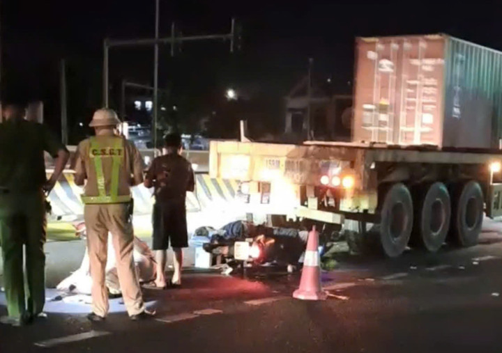 Xe máy tông đuôi xe container đang dừng chờ đèn đỏ.