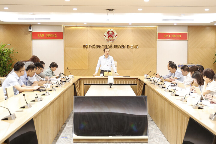 Buổi làm việc giữa Thứ trưởng Phạm Đức Long và Hiệp hội Truyền hình trả tiền Việt Nam. (Ảnh: Vietnamnet)
