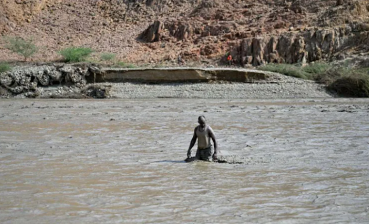 Truyền thông Sudan đưa tin một con đập vỡ do lượng mưa lớn ở phía đông bắc.