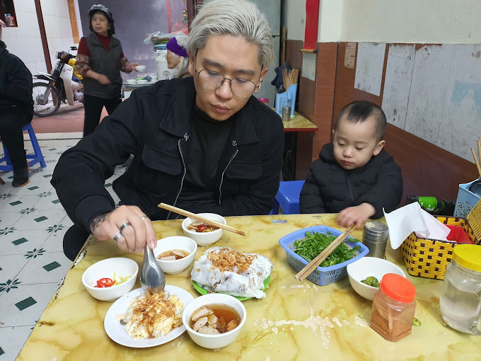 Bánh cuốn nóng Thụy Khuê thu hút nhiều thế hệ thực khách đến ăn. (Ảnh: Bảo Ngọc Nguyễn)