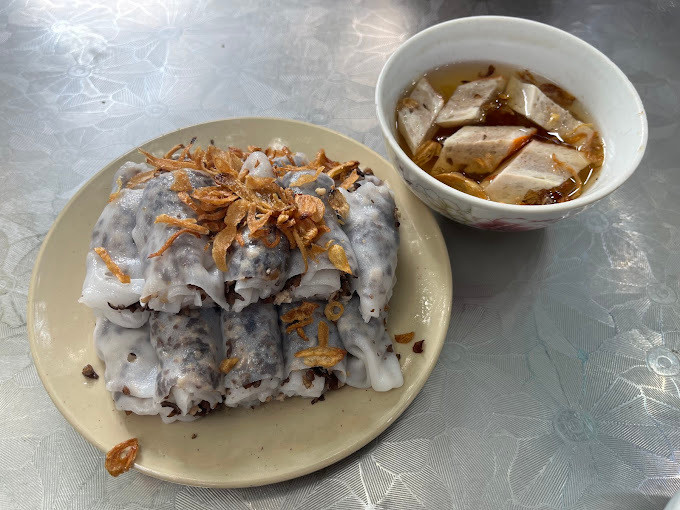 Món bánh cuốn nóng tại Đội Cấn được đánh giá là chuẩn vị Hà Nội. (Ảnh: Kevin Nguyen)