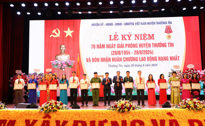 Huyện Thường Tín trao tặng bằng khen cho 34 tập thể và 41 cá nhân có thành tích xuất sắc trong đợt thi đua chuyên đề cao điểm chào mừng kỷ niệm.