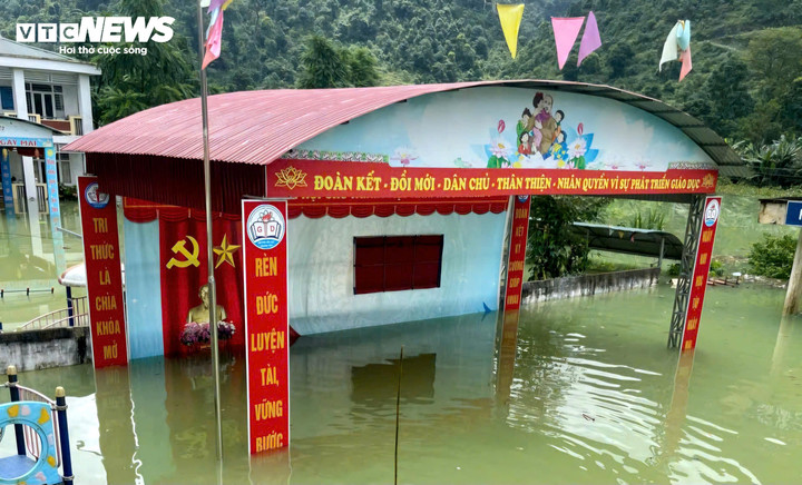 Nước lũ bắt đầu rút chậm khiến công tác chuẩn bị cho năm học mới gặp nhiều khó khăn.