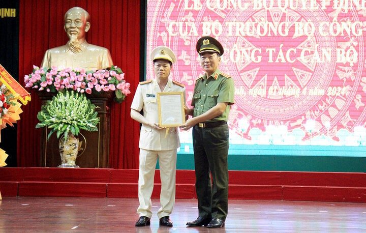 Thượng tướng Trần Quốc Tỏ, Thứ trưởng Bộ Công an trao quyết định bổ nhiệm Giám đốc Công an tỉnh Nam Định Nguyễn Hữu Mạnh. (Ảnh: VGP)