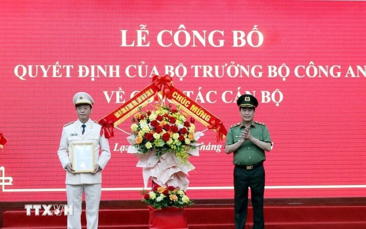 Trung tướng Lê Quốc Hùng, Thứ trưởng Bộ Công an trao quyết định và chúc mừng Đại tá Vũ Như Hà được điều động, bổ nhiệm làm Giám đốc Công an tỉnh Lạng Sơn. (Ảnh: TTXVN)