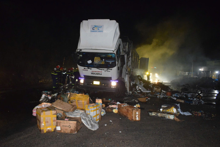 Nhiều hàng hóa cháy rụi