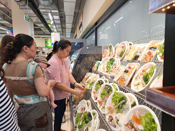 Co.opmart Phạm Thế Hiển kinh doanh nhiều mặt hàng tiện dụng cho bữa ăn hàng ngày.