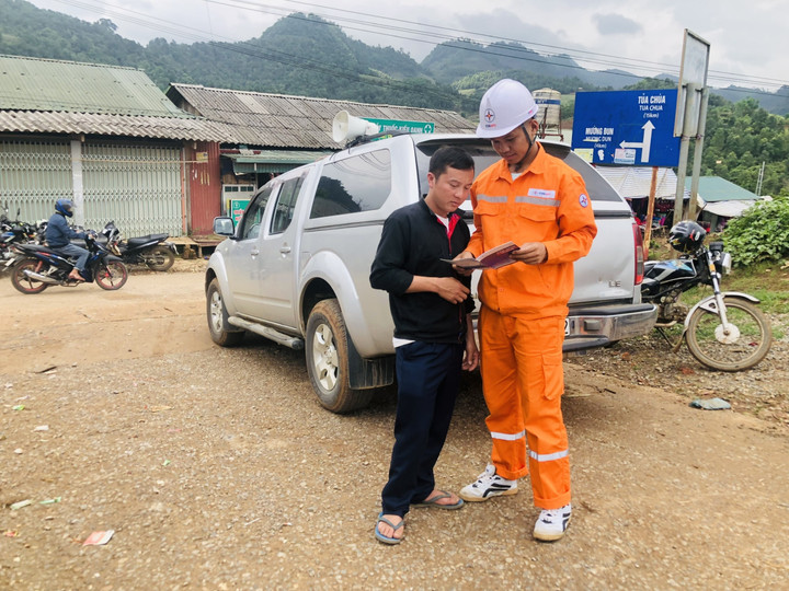 Điện lực Tủa Chùa, PC Điện Biên đa dạng các hình thức tuyên truyền an toàn điện.