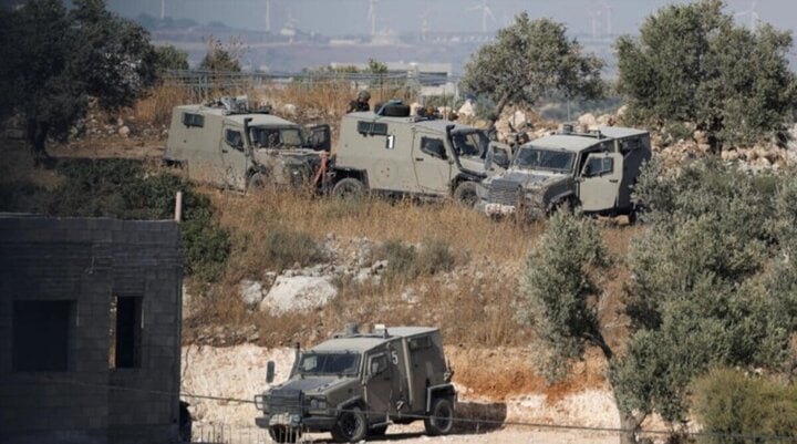 Lực lượng Israel thực hiện cuộc tấn công quân sự tại Qabatiya. (Ảnh: Reuters)