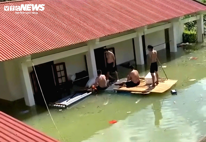 Các thầy giáo đang cố gắng di dời tài sản của nhà trường trên những chiếc bè tự chế.