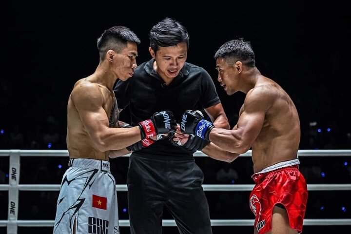 Phạm Văn Nam (bên trái) giành chiến thắng trong trận đầu tiên ở ONE Championship.