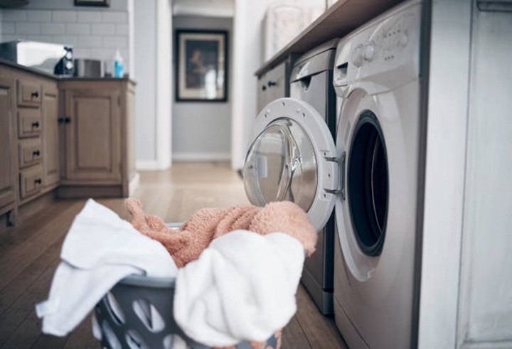 Phân loại trang phục theo từng chức năng là cách dùng máy giặt cửa trước hiệu quả. (Ảnh: Istock)