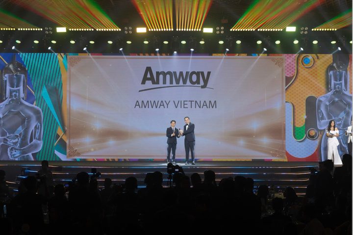 Ông Huỳnh Thiên Triều - Tổng giám Đốc Amway Việt Nam - vinh dự được trao tặng phiên bản vàng của chiếc cúp Harmonia với thành tích 5 năm đạt được giải thưởng HR Asia - Nơi làm việc tốt nhất châu Á 2024.