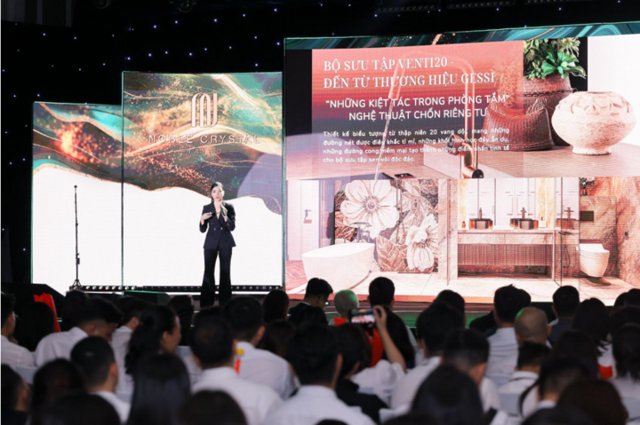 Bà Phan Thị Mỹ An – Phó TGĐ phụ trách Kinh doanh Noble - thuyết trình về những tiêu chuẩn bàn giao “hàng hiệu” khác biệt lần đầu tiên áp dụng cho Khu căn hộ hàng hiệu tại Việt Nam.