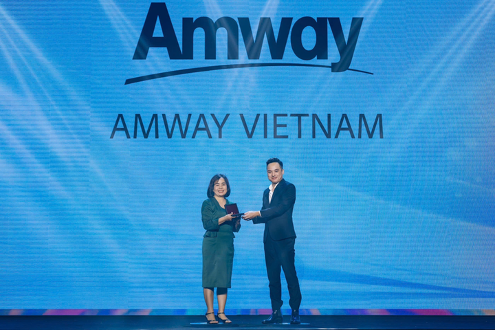 Bà Phan Nguyên Nhật Thảo, Giám đốc Nhân sự Amway tiểu vùng Việt Nam-Indonesia-Philippines, vinh dự nhận giải từ ban tổ chức.