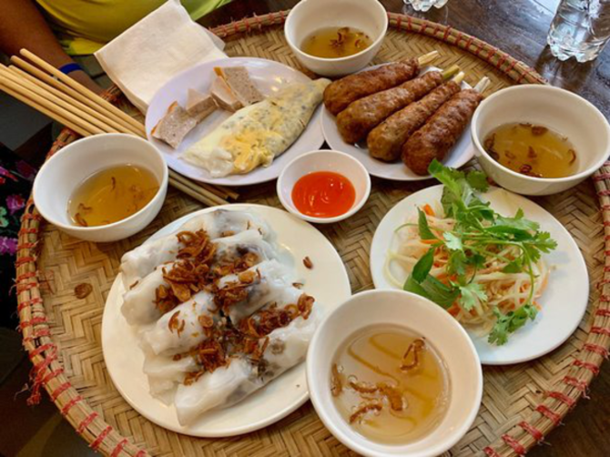 Bánh cuốn bà Hanh theo kiểu bánh cuốn Thanh Trì truyền thống. (Ảnh: TripAdvisor)