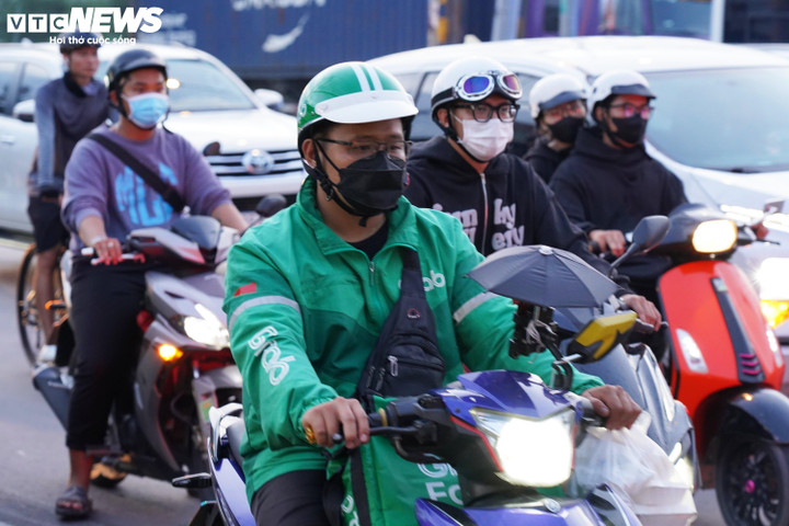 Thời tiết TP.HCM hôm nay 28/8, từ sáng đến trưa trời nắng gián đoạn, nền nhiệt giảm còn 34 độ C.